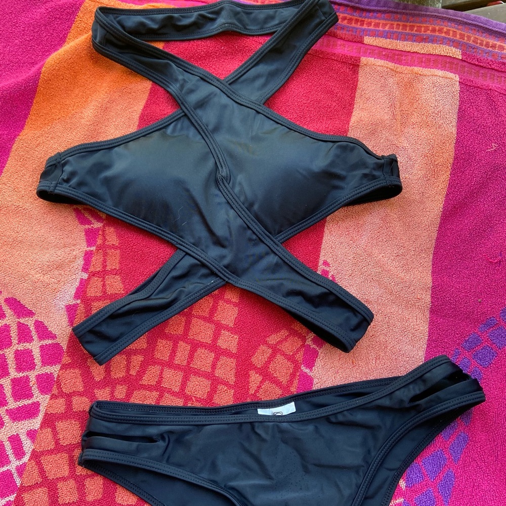 Cross cross black bikini top and black bottoms 🖤
